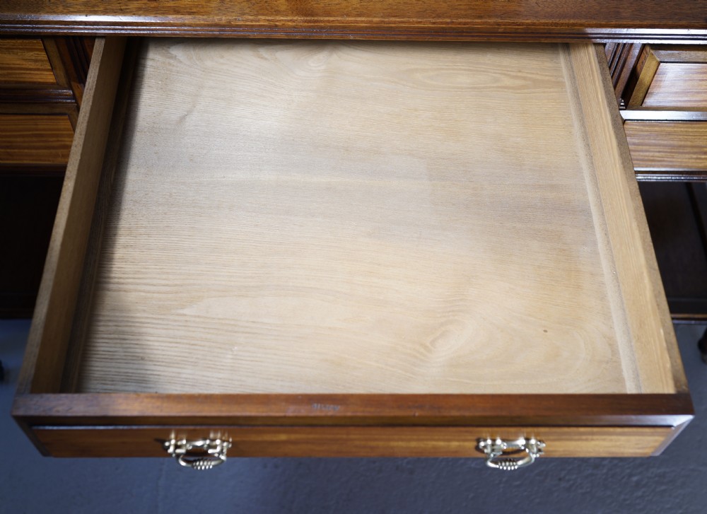 Superb quality Gillow‘s walnut and satinwood dressing table in exceptional condition View VII