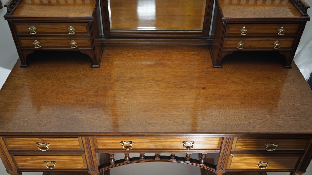 Superb quality Gillow‘s walnut and satinwood dressing table in exceptional condition View IX