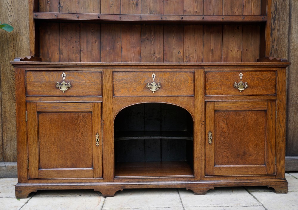 Good 1800s oak dresser in excellent condition  View II