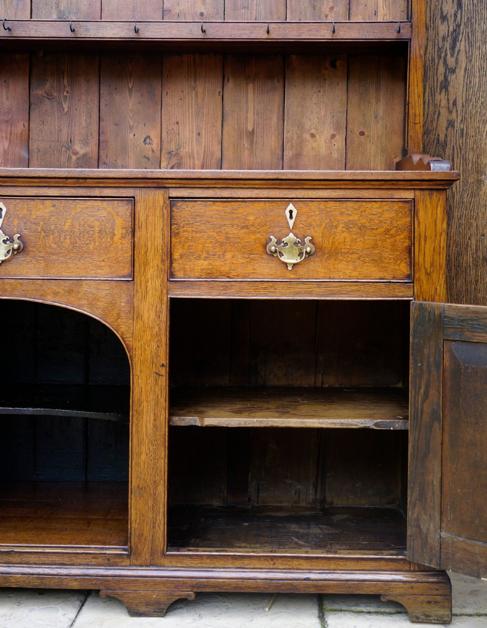 Good 1800s oak dresser in excellent condition  View III