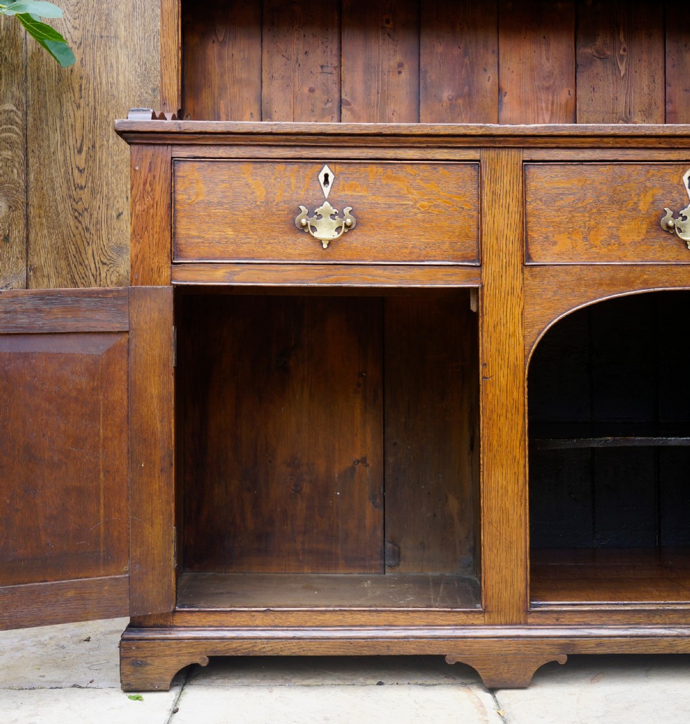 Good 1800s oak dresser in excellent condition  View IV