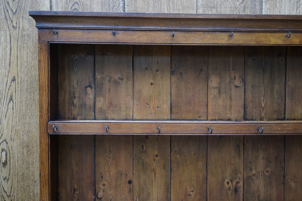 Good 1800s oak dresser in excellent condition  View VI