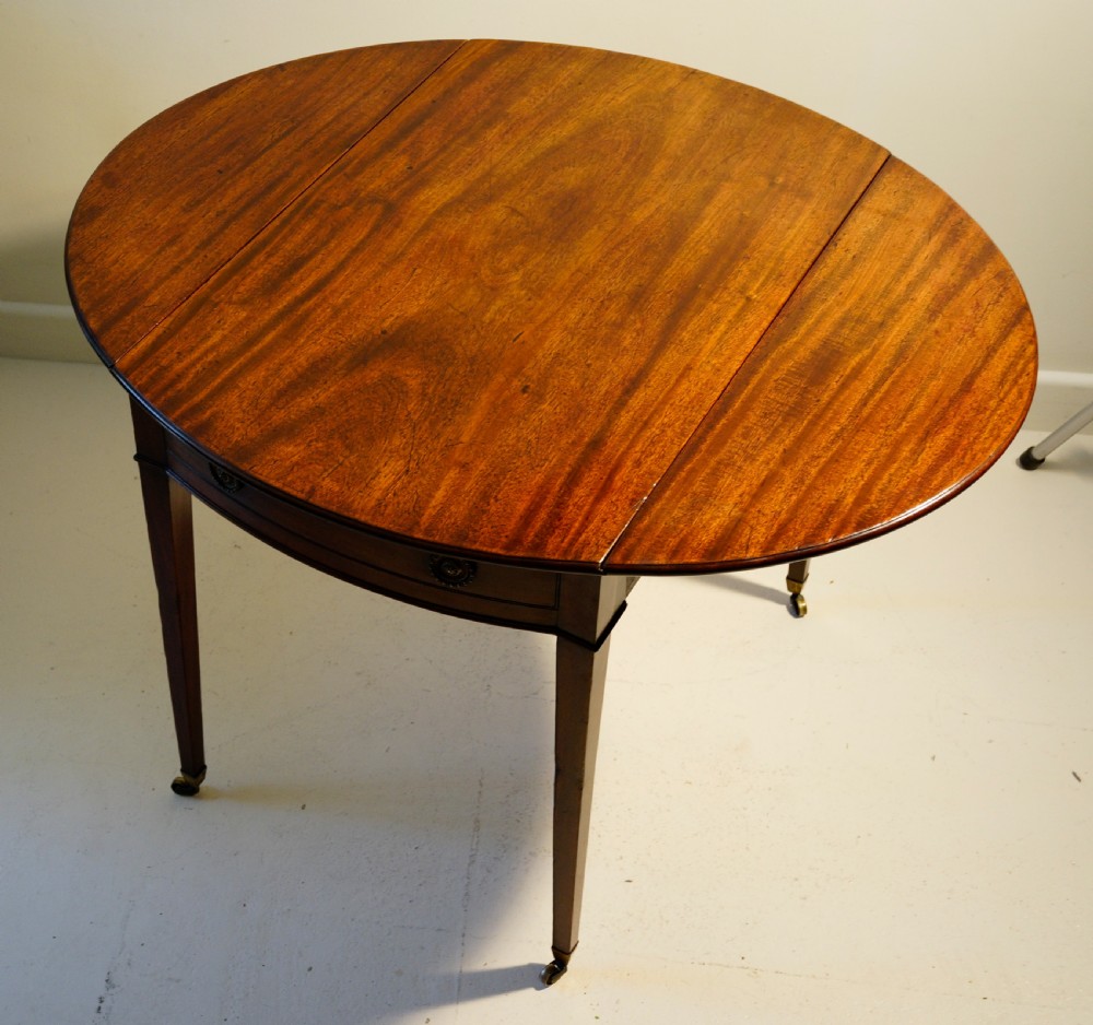 Fine 1780s Georgian mahogany oval Pembroke table in lovely original condition