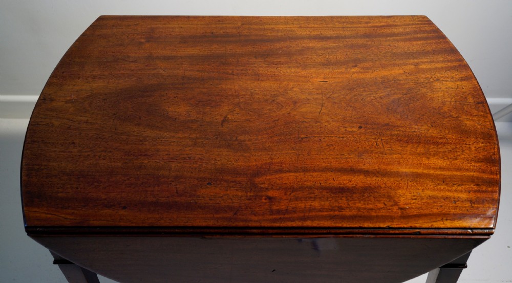 Fine 1780s Georgian mahogany oval Pembroke table in lovely original condition View II
