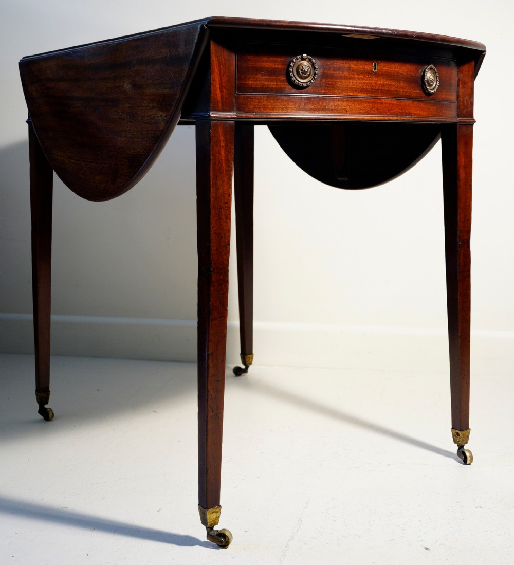 Fine 1780s Georgian mahogany oval Pembroke table in lovely original condition View III