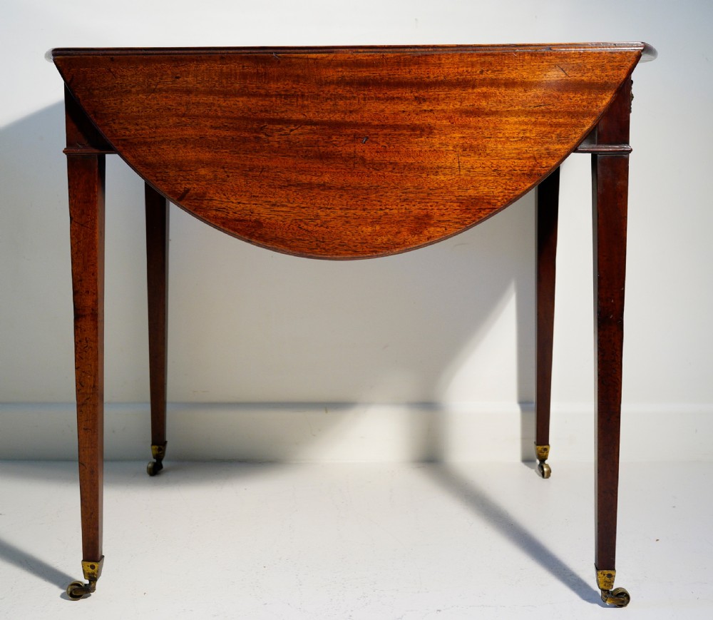 Fine 1780s Georgian mahogany oval Pembroke table in lovely original condition View IV