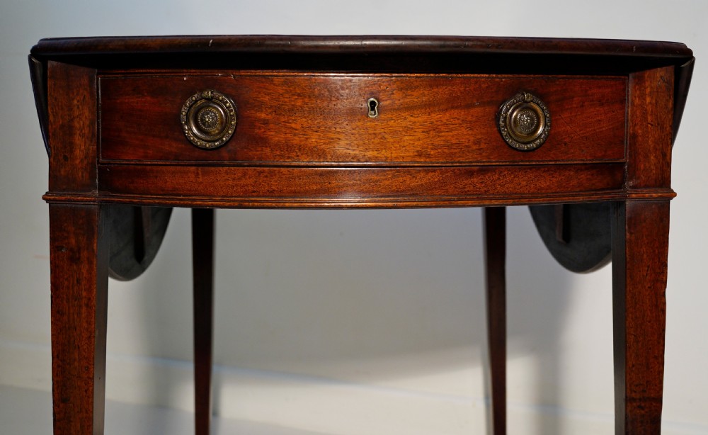 Fine 1780s Georgian mahogany oval Pembroke table in lovely original condition View VI