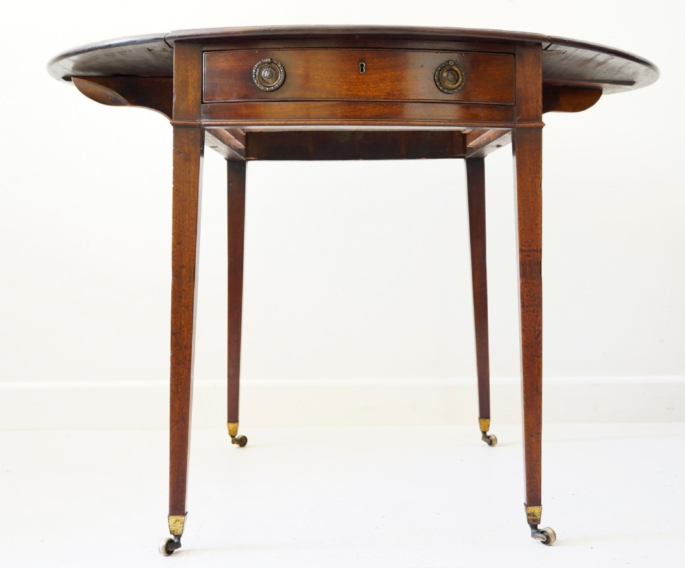 Fine 1780s Georgian mahogany oval Pembroke table in lovely original condition View IX