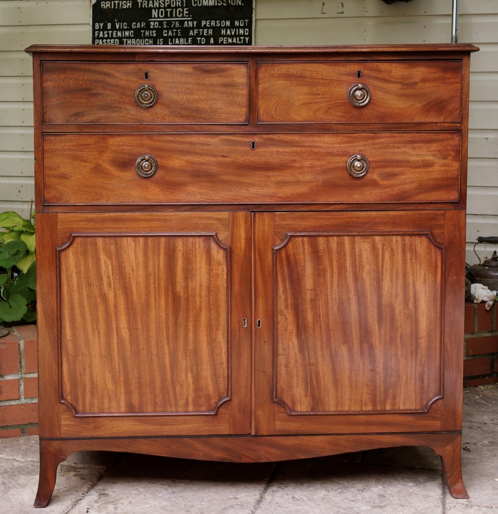Good georgian mahogany chest of drawers on splayfeet