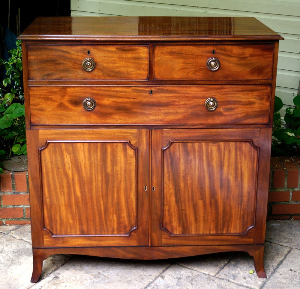 Good georgian mahogany chest of drawers on splayfeet View VII