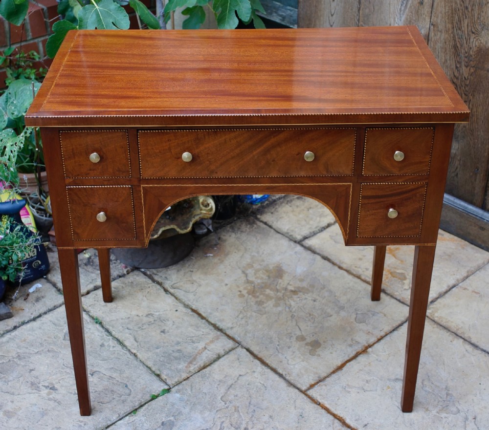 Late Georgian small compact five drawer mahogany and inlaid kneehole side table 