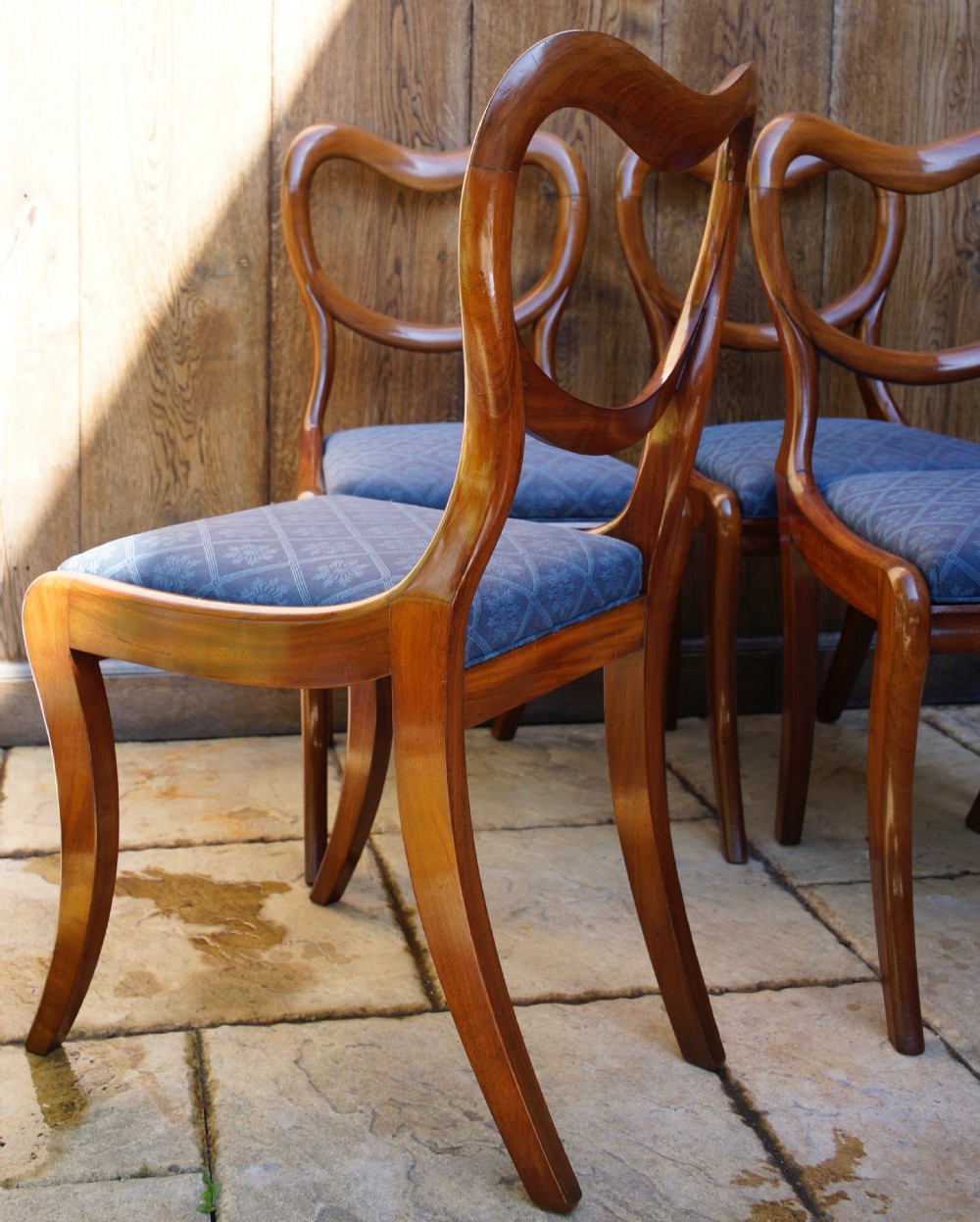 Set of 4 1830s solid mahogany sabre legged dining chairs with kidney shaped backs. View IV
