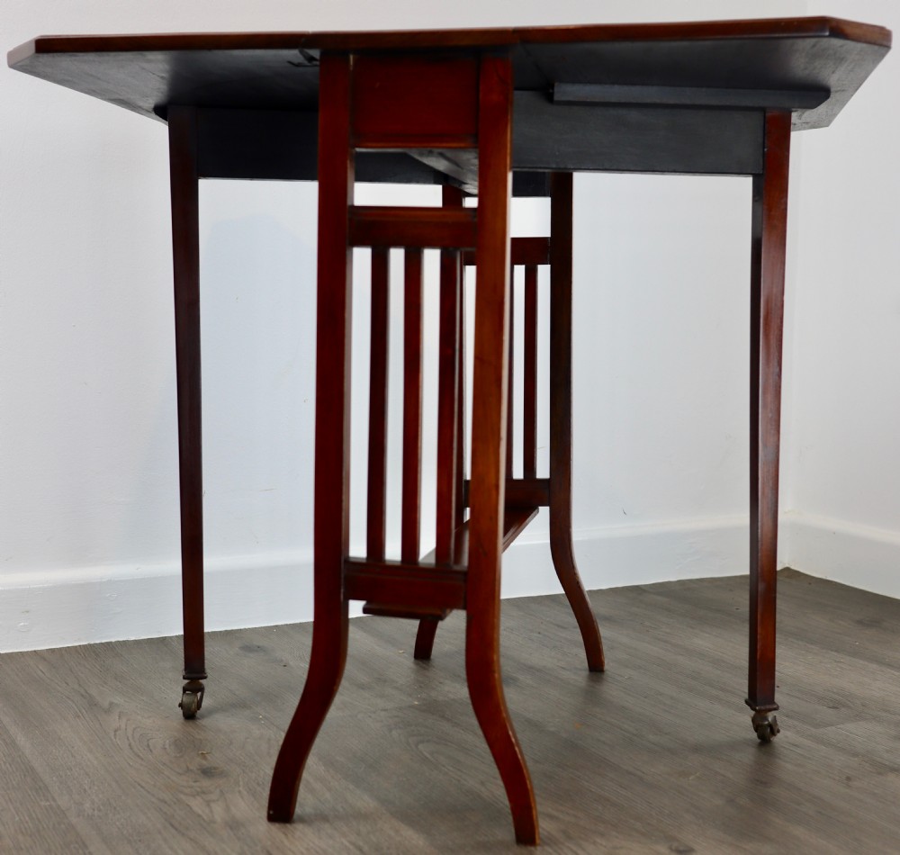 Mahogany Sunderland table in excellent condition