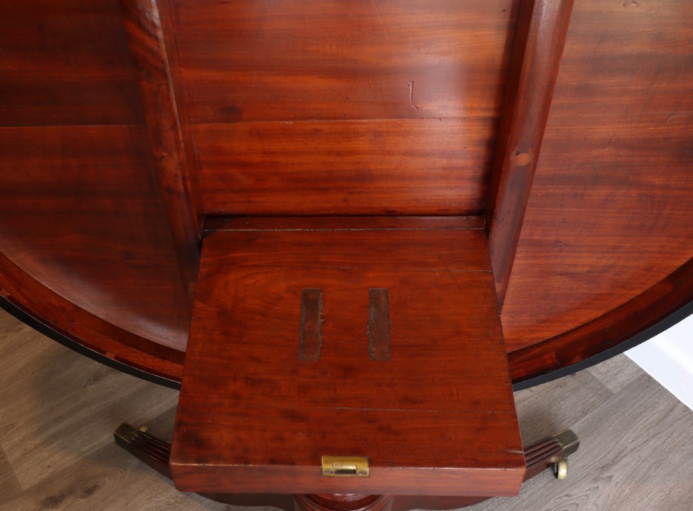 Fine quality Georgian mahogany tilt top dining table View III