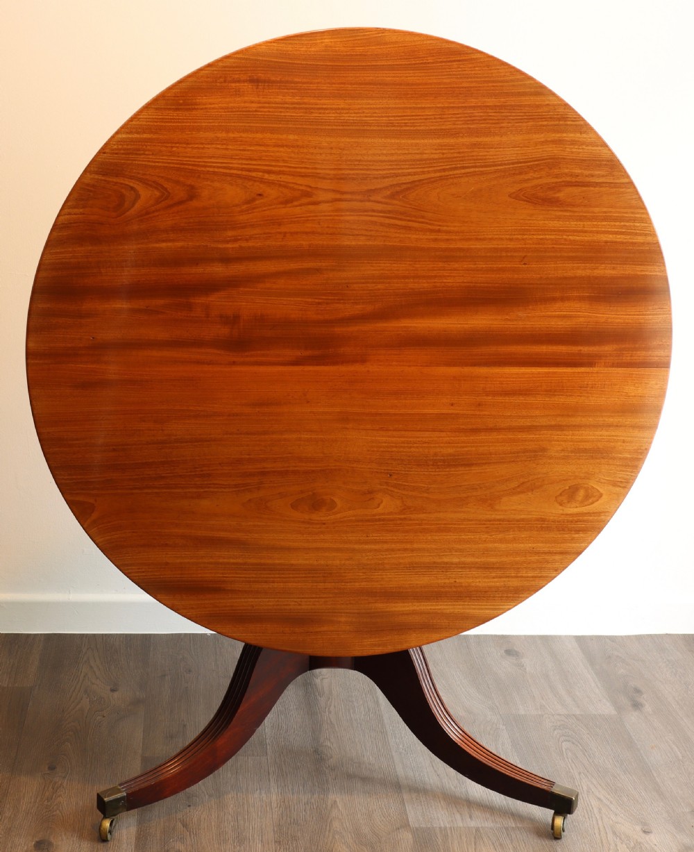 Fine quality Georgian mahogany tilt top dining table View V
