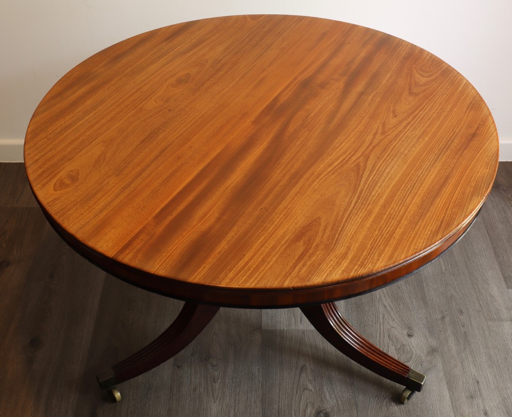 Fine quality Georgian mahogany tilt top dining table