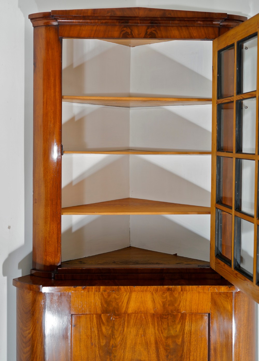 Corner cupboard. View IV