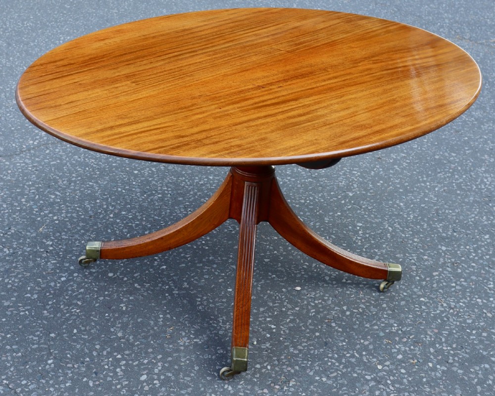  Georgian 1790s mahogany oval tilt top dining table. View VI
