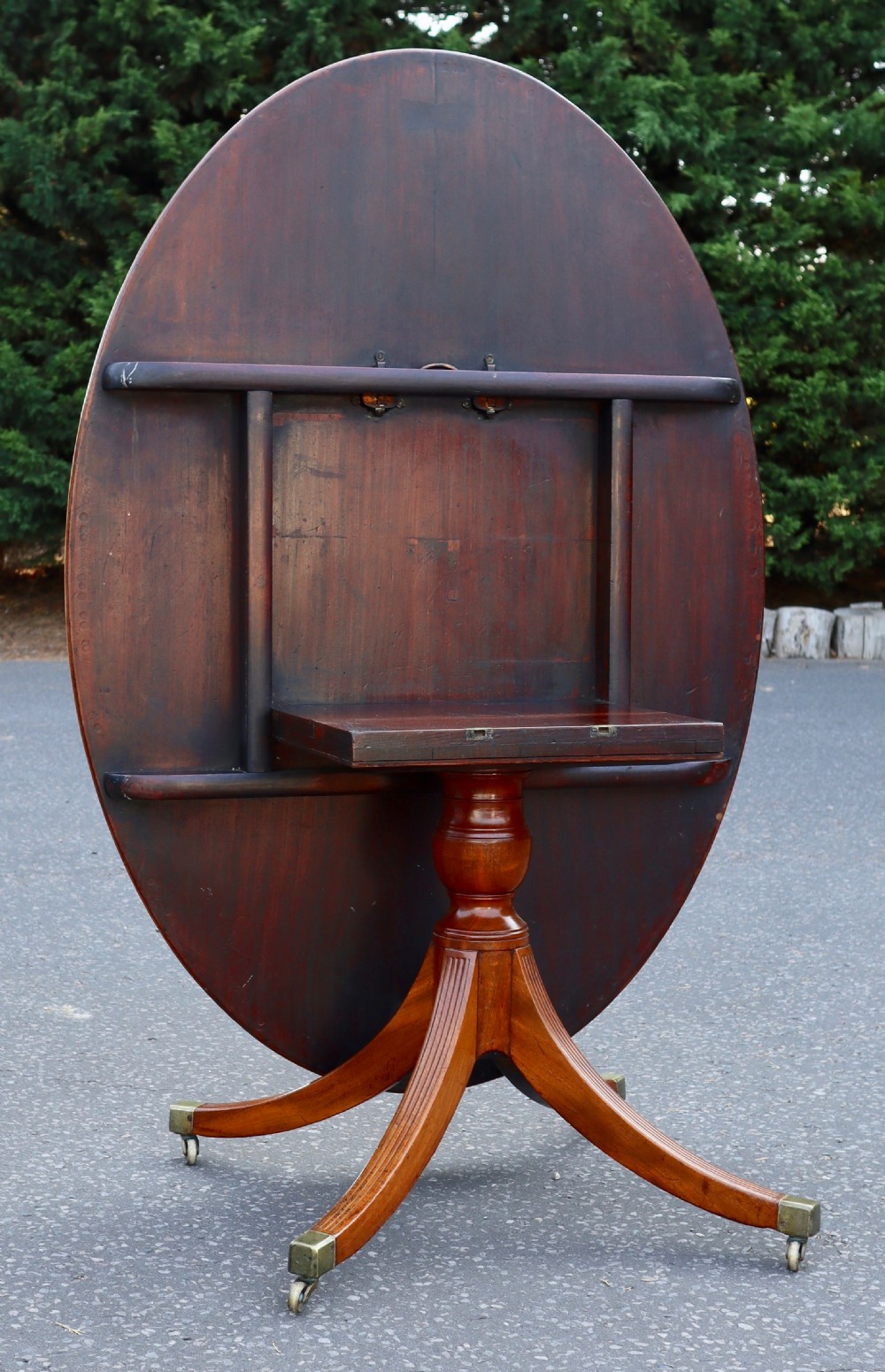  Georgian 1790s mahogany oval tilt top dining table. View VII