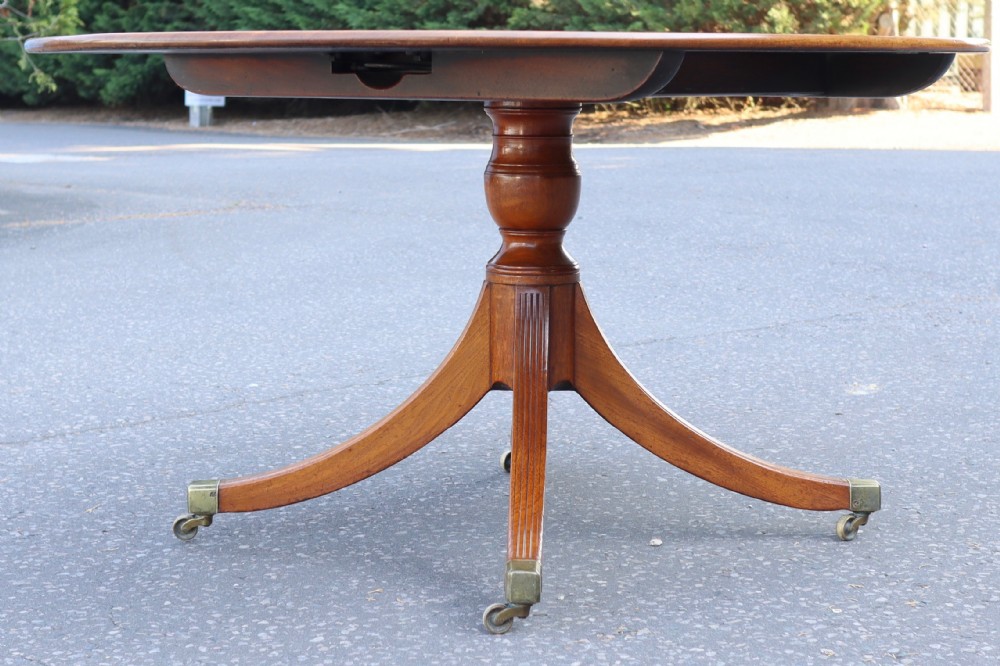  Georgian 1790s mahogany oval tilt top dining table. View II