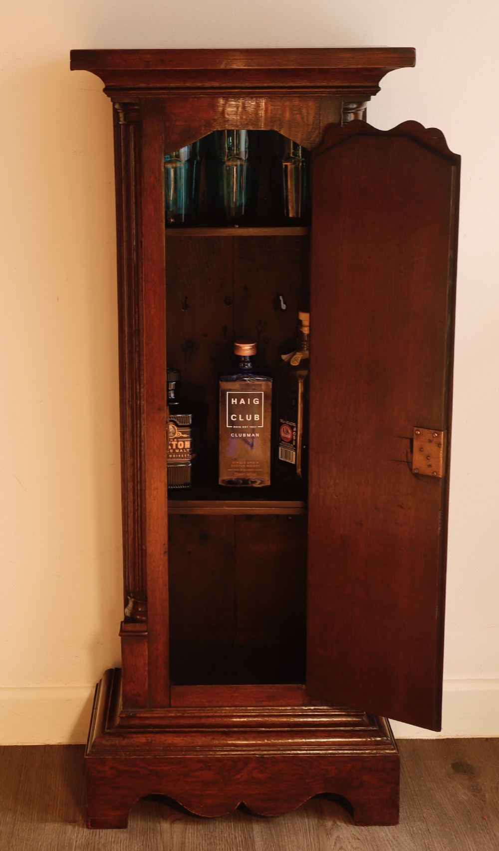 Oak cupboard. View IV
