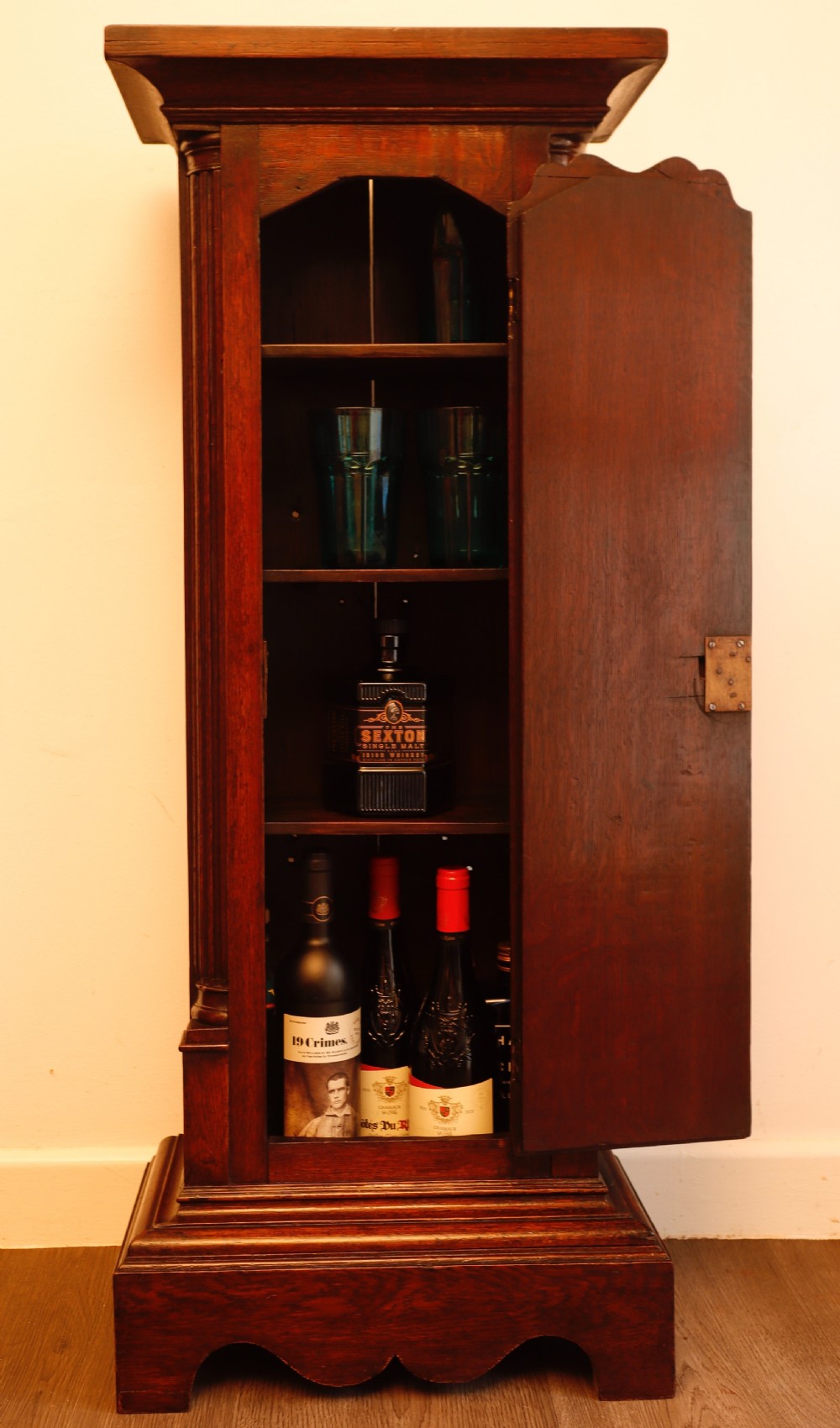 Oak cupboard. View IX