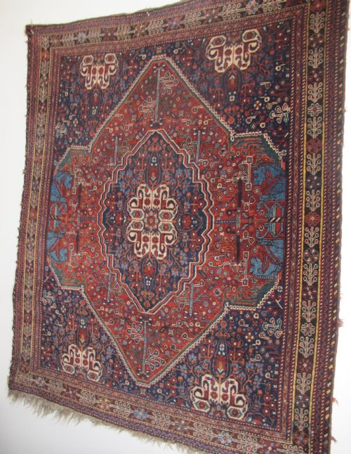 ATTRACTIVE ANTIQUE QASHQAI RUG DEPICTING PILLARS OF PERSEPOLIS - ADDITIONAL PHOTO 2