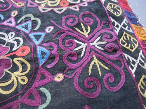 EXCEPTIONAL SILK EMBROIDERED MIRROR COVER CENTRAL ASIA CIRCA 1880 62CM X 57CM - ADDITIONAL PHOTO 11
