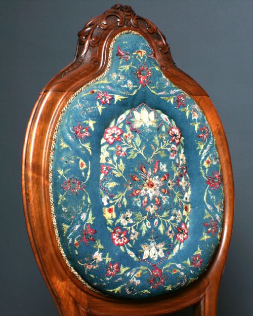 ATTRACTIVE ANTIQUE VICTORIAN UPHOLSTERED MAHOGANY FIRESIDE NURSING CHAIR - ADDITIONAL PHOTO 3