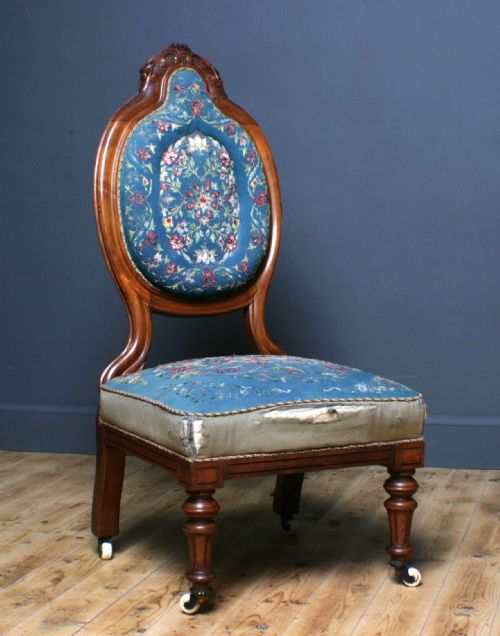 ATTRACTIVE ANTIQUE VICTORIAN UPHOLSTERED MAHOGANY FIRESIDE NURSING CHAIR - ADDITIONAL PHOTO 4