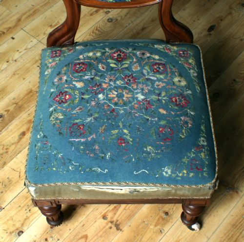 ATTRACTIVE ANTIQUE VICTORIAN UPHOLSTERED MAHOGANY FIRESIDE NURSING CHAIR - ADDITIONAL PHOTO 6