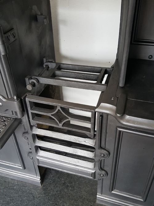 CAST IRON VICTORIAN COOKING RANGE COMPLETE WITH BRASS POTS HANGING RAIL - ADDITIONAL PHOTO 6