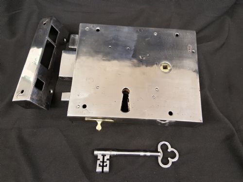 SA033 GEORGIAN STEEL BOX LOCK KEEP AND KEY WITH BRASS EMBELLISHMENTS - ADDITIONAL PHOTO 2