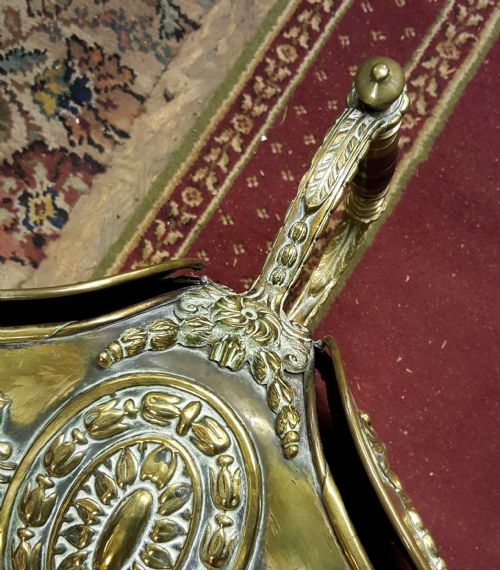 VICTORIAN BRASS ORNATE COAL SCUTTLE BUCKET - ADDITIONAL PHOTO 4