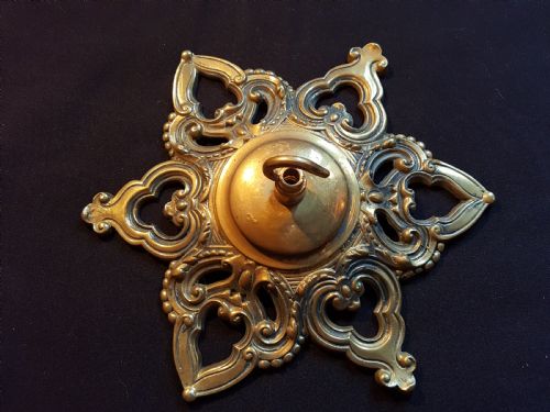 VICTORIAN CAST BRASS CEILING ROSE - ADDITIONAL PHOTO 3