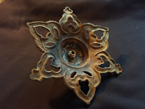 VICTORIAN CAST BRASS CEILING ROSE - ADDITIONAL PHOTO 5