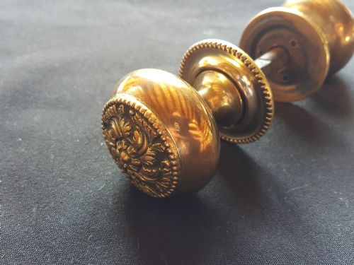 SA015 PAIR OF REGENCY BRASS DOOR KNOBS - ADDITIONAL PHOTO 1