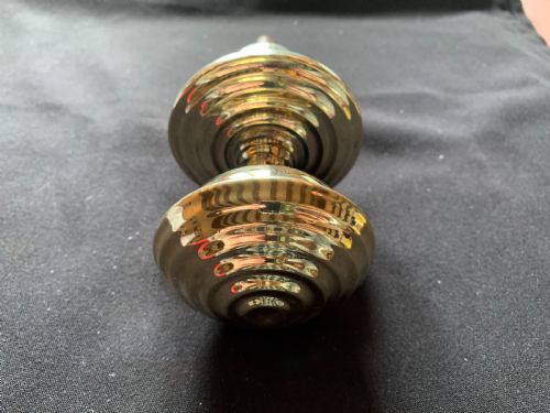 fig 1. A solid brass Georgian style centre door knob with concentric reeded circular profiling mounted on a stepped circular rose.