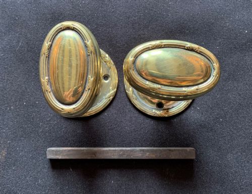 ONE PAIR OF BRASS REGENCY OVAL DOOR KNOBS - ADDITIONAL PHOTO 1