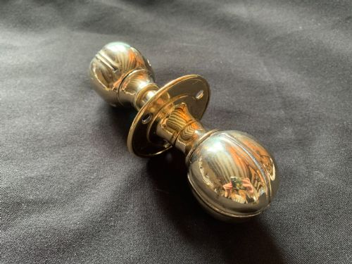 SA089 BRASS ART NOUVEAU DOOR LOCK WITH MATCHING DOOR KNOBS - ADDITIONAL PHOTO 2