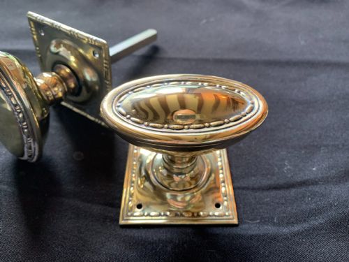 SA018 PAIR OF BRASS REGENCY OVAL DOOR KNOBS - ADDITIONAL PHOTO 1