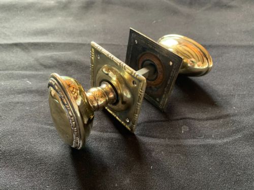 SA018 PAIR OF BRASS REGENCY OVAL DOOR KNOBS - ADDITIONAL PHOTO 3