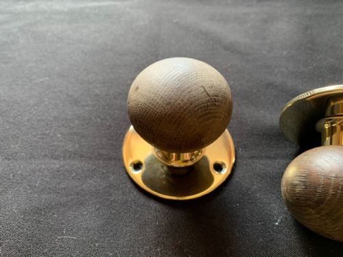 SA148 PAIR OF BRASS WOODEN VICTORIAN DOOR KNOBS - ADDITIONAL PHOTO 1