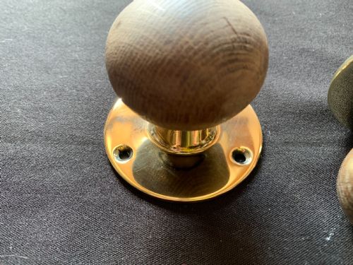 SA148 PAIR OF BRASS WOODEN VICTORIAN DOOR KNOBS - ADDITIONAL PHOTO 2