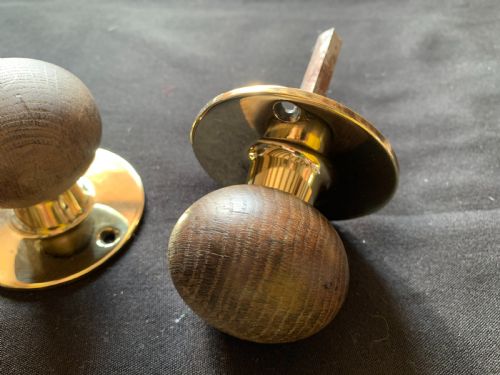 SA148 PAIR OF BRASS WOODEN VICTORIAN DOOR KNOBS - ADDITIONAL PHOTO 3