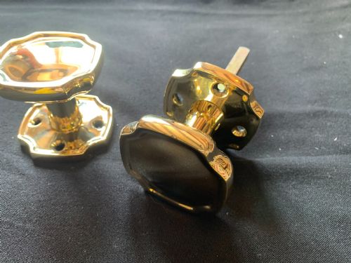 SA010 PAIR OF BRASS VICTORIAN DOOR KNOBS - ADDITIONAL PHOTO 2