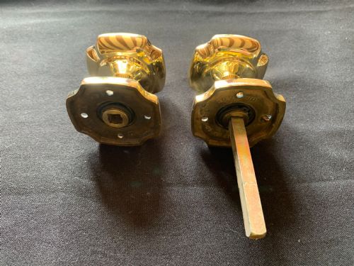 SA010 PAIR OF BRASS VICTORIAN DOOR KNOBS - ADDITIONAL PHOTO 5