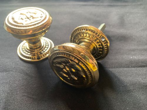 SA86 PAIR OF BRASS VICTORIAN DOOR KNOBS - ADDITIONAL PHOTO 1