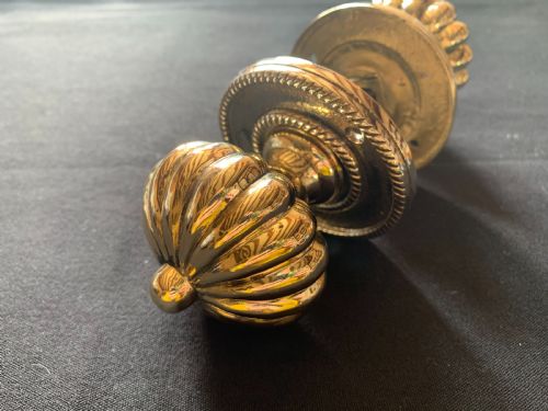 ONE PAIR OF BRASS VICTORIAN DOOR KNOBS - ADDITIONAL PHOTO 1