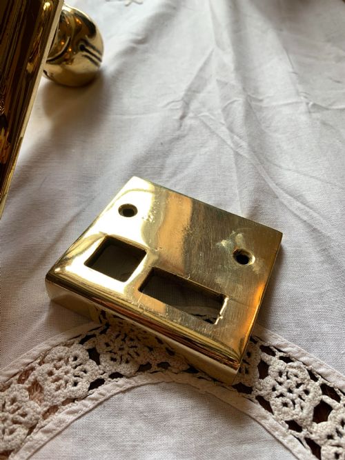 ONE PAIR OF BRASS ART NOUVEAU DOOR KNOBS DOOR LOCK LATCH - ADDITIONAL PHOTO 2